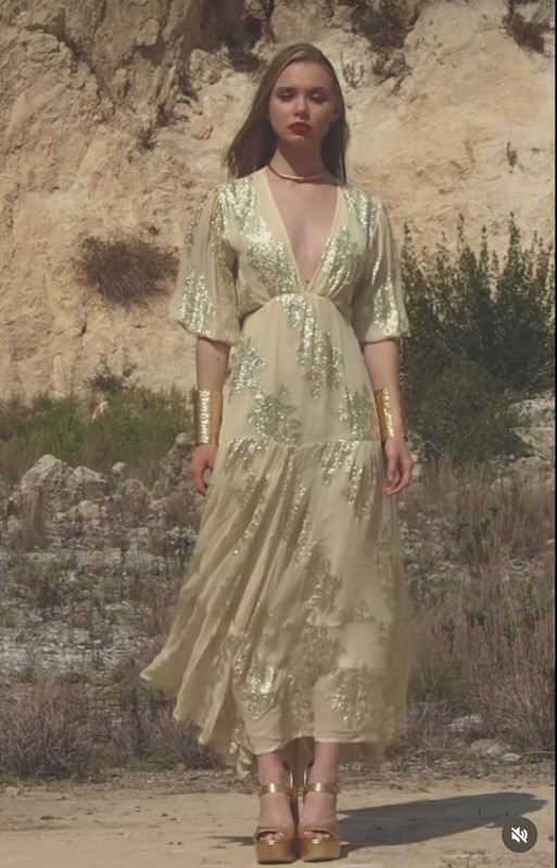 TRASH AND LUXURY Abito con manica e apertura sulla schiena
