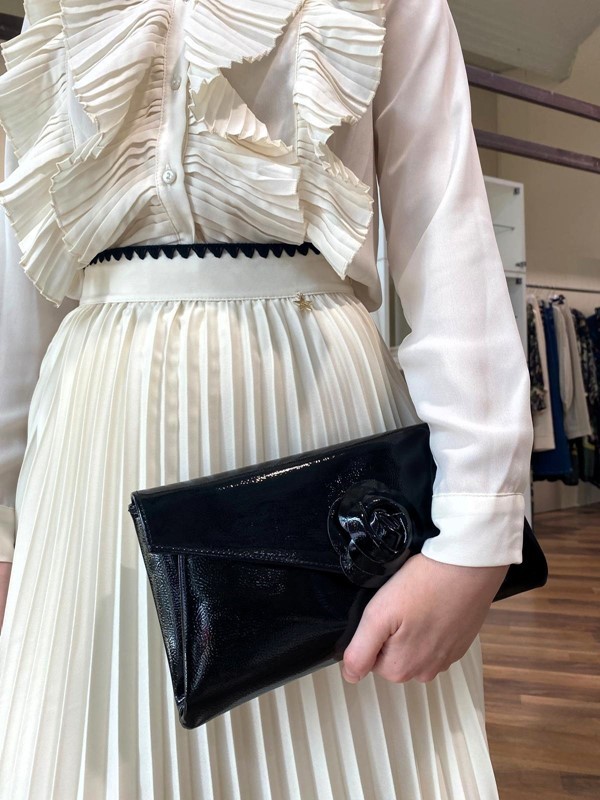 TWENTY FOURHAITCH Pochette in vernice con la rosa