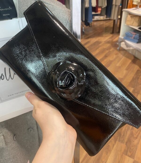 TWENTY FOURHAITCH Pochette in vernice con la rosa