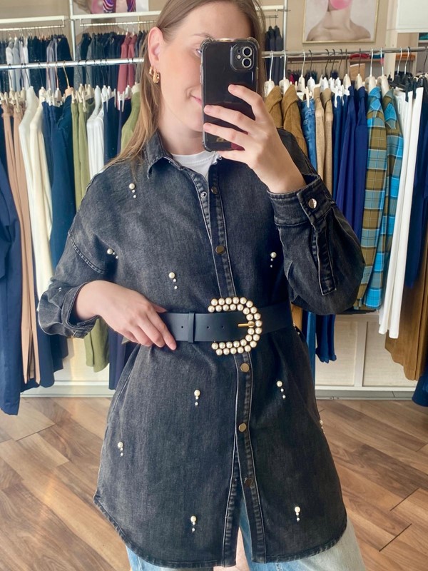 TRASH AND LUXURY Camicia denim lunga con applicazioni e cintura