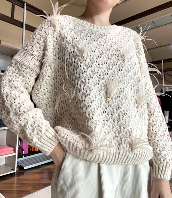 SOUVENIR Maglione traforato con piume e perle
