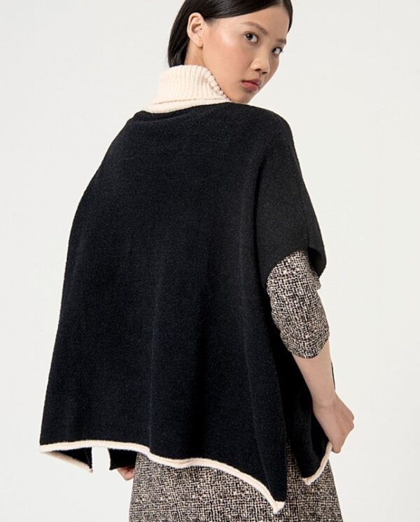 SURKANA Poncho in maglia con dettagli a contrasto