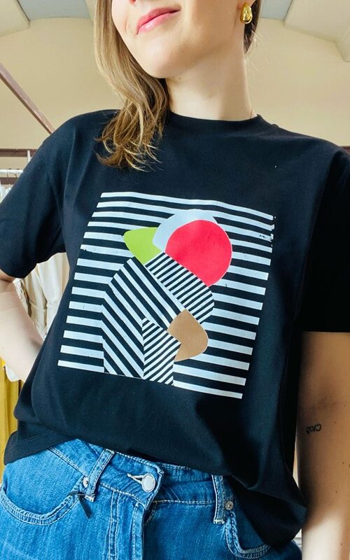 IM 70 T-shirt in cotone con disegno astratto abbraccio