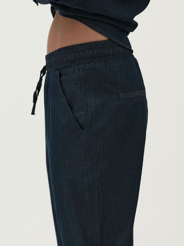 WHITE WISE Pantalone in chambray con coulisse gamba asciutta