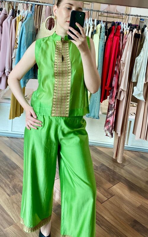 AGGÉL Pantalone con elastico dietro e ricamo sul fondo