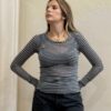 12DFC2495405EDEAEEAAAA5CA183BAA4_ PHILIA LOFT Maglia girocollo a righe aderente