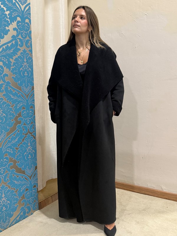 3C648290747DC7BC03135CD262782CD8_ PHILIA LOFT Ecomontone lungo con scollatura ampia