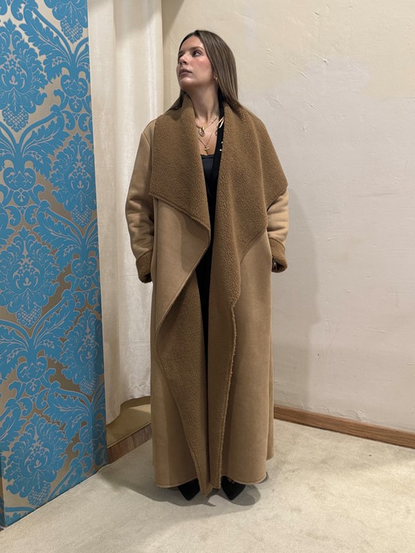 4D6D2B46EAC8992BF5B9FCEF22A00A3A_ PHILIA LOFT Ecomontone lungo con scollatura ampia