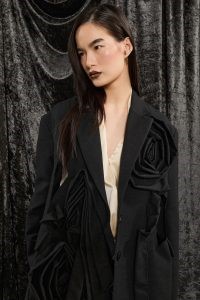 77EB6125FC5644200E4DEC84EADE761E_ SOUVENIR Giacca con aperture sul davanti e applicazioni in tessuto