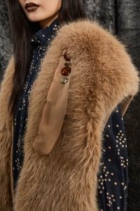 7DD04815E4BD901216F92FB10B4C50D2_ SOUVENIR Gilet ecopelliccia con applicazione