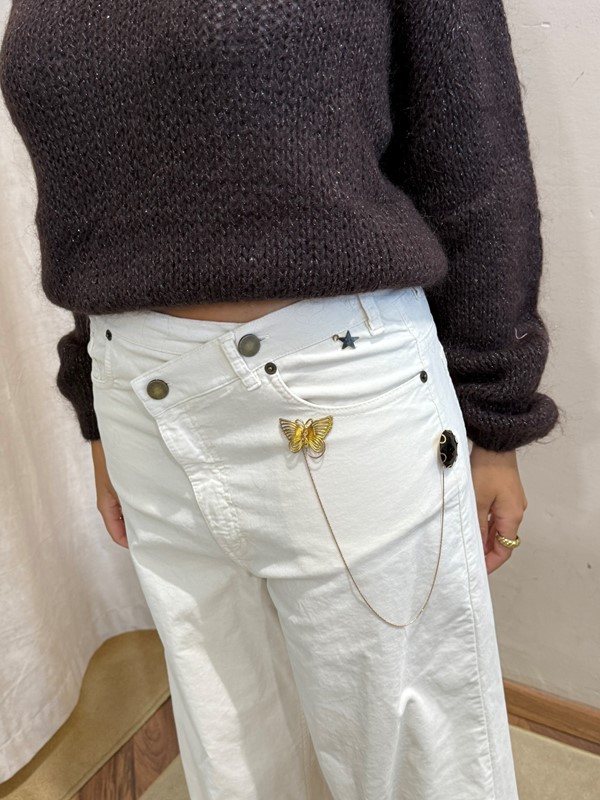 SOUVENIR Pantalone ampio con chiusura asimetrica e applicazione