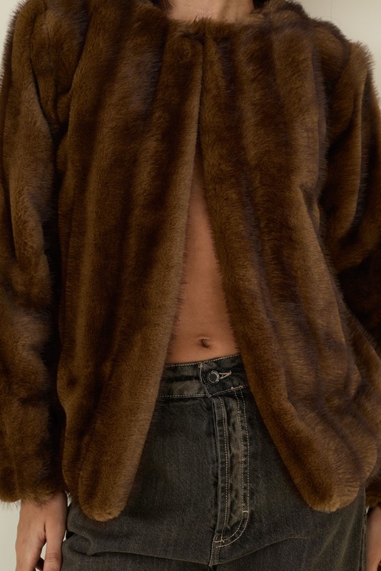 SOUVENIR Ecopelliccia girocollo con chiusura gancetto