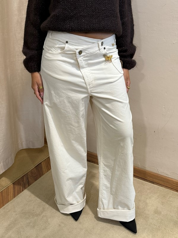 SOUVENIR Pantalone ampio con chiusura asimetrica e applicazione