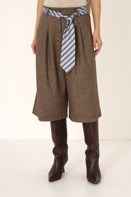 4910625EF7CA8051EF2354BA09EABBA3_ PHILIA LOFT Bermuda con pence e cintura cravatta