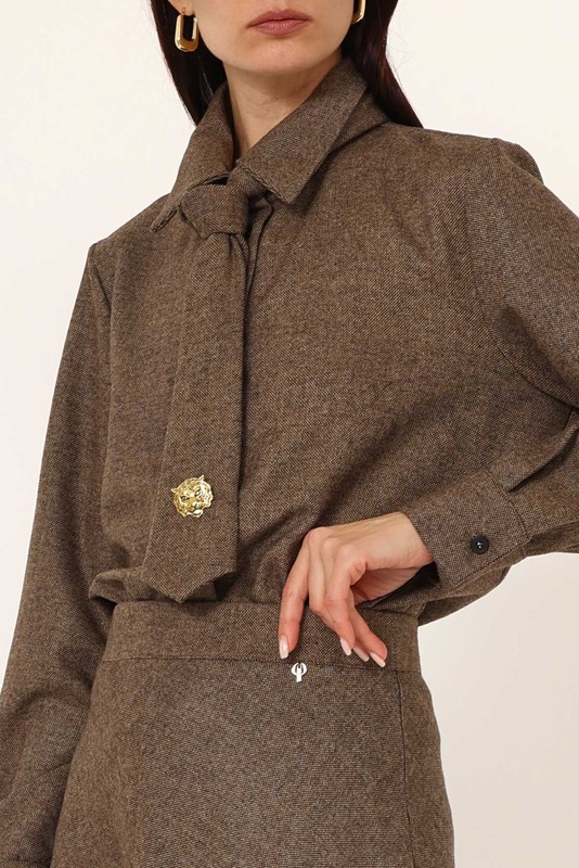 PHILIA LOFT Camicia con cravatta e spilla