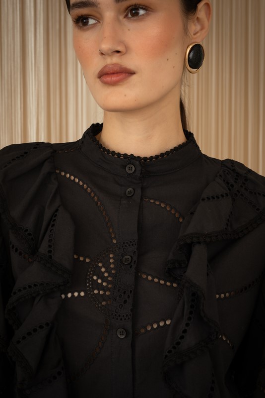 25AF9CF30A12A5B1CB258480E043AC20_ PHILIA LOFT Blusa girocollo in sangallo con ruches