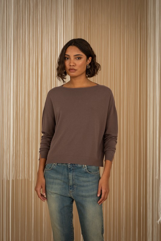 2F435D5729E33074B098DB61F6333012_ PHILIA LOFT Maglia scollo barchetta spacchetti laterali sui polsini