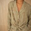 4530B2215521947B75DD9A6E024390F3_ PHILIA LOFT Camicia scollo reverse con ricami a contrasto