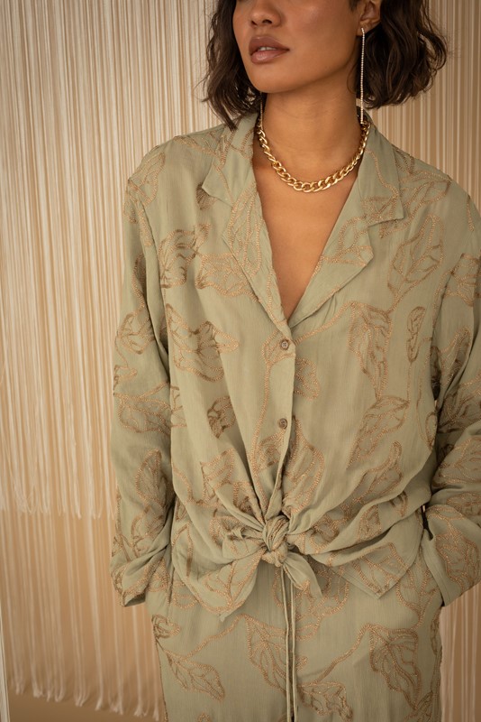 4530B2215521947B75DD9A6E024390F3_ PHILIA LOFT Camicia scollo reverse con ricami a contrasto