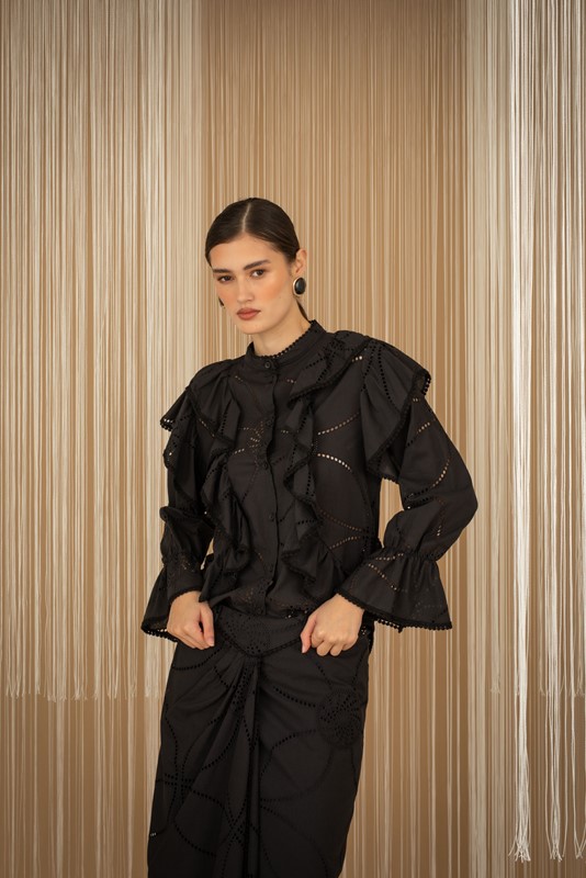 56CFB007B8290A8583EB4D88DFF6F042_ PHILIA LOFT Blusa girocollo in sangallo con ruches