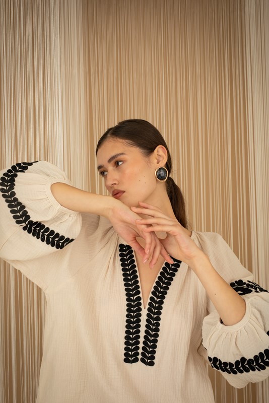 PHILIA LOFT Blusa over con ricamo a contrasto