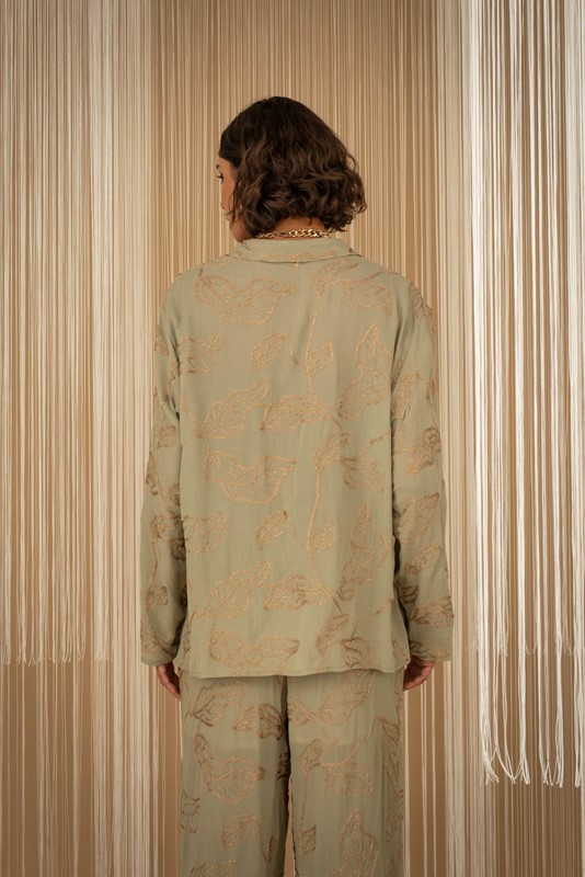 857B80A546E85AA80F707D6FE645832F_ PHILIA LOFT Camicia scollo reverse con ricami a contrasto