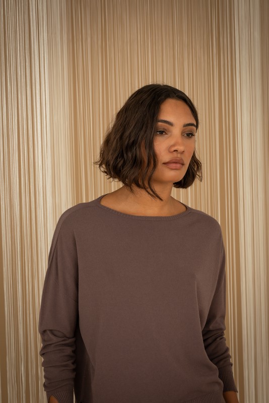 C144ACB7A99847D43734D758586B4C39_ PHILIA LOFT Maglia scollo barchetta spacchetti laterali sui polsini