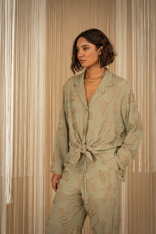 F52379482D2B6782AB6AE71D8D774A2A_ PHILIA LOFT Camicia scollo reverse con ricami a contrasto