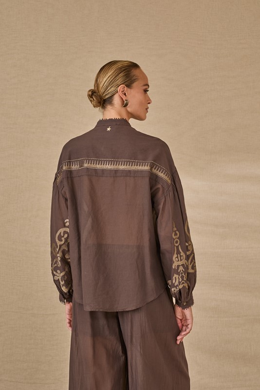 SOUVENIR Camicia coreana con maniche ampie ricamate