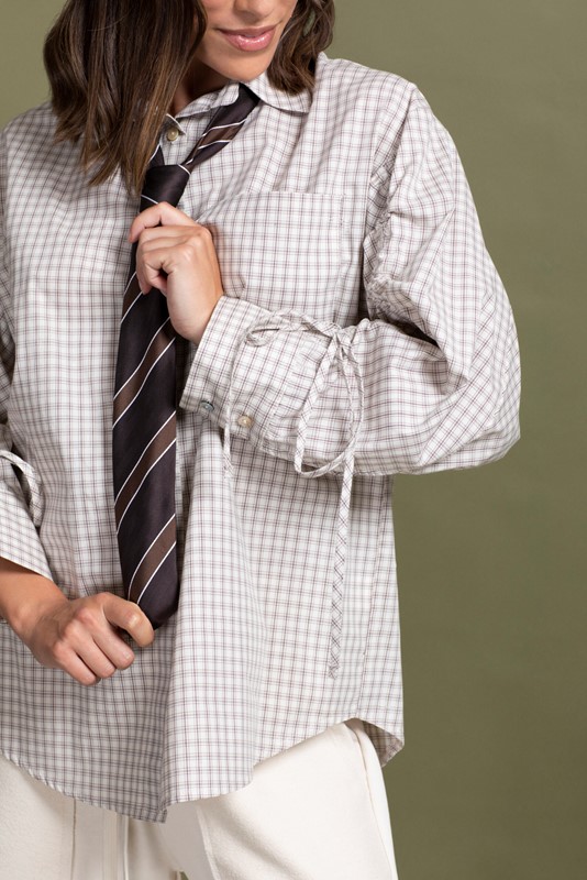 PEPE ROSA Camicia over con arricciatura sulla manica e cravatta