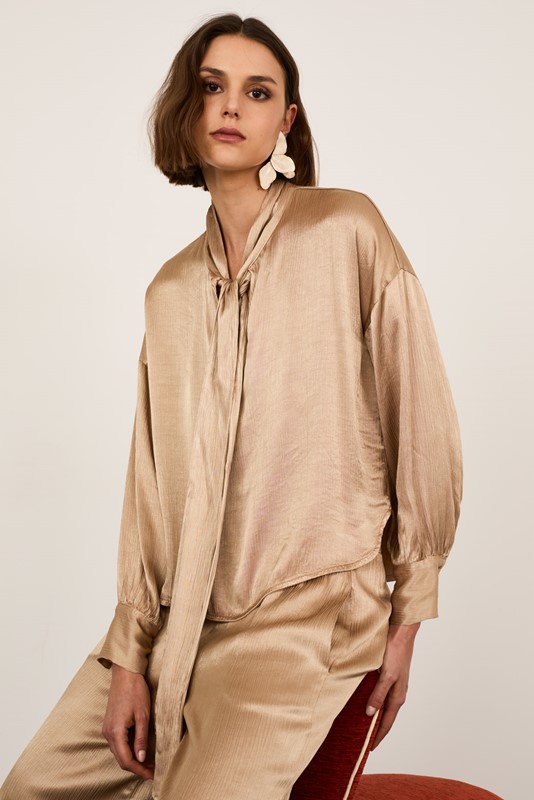PHILIA LOFT Blusa con fusciacca in satin goffrato