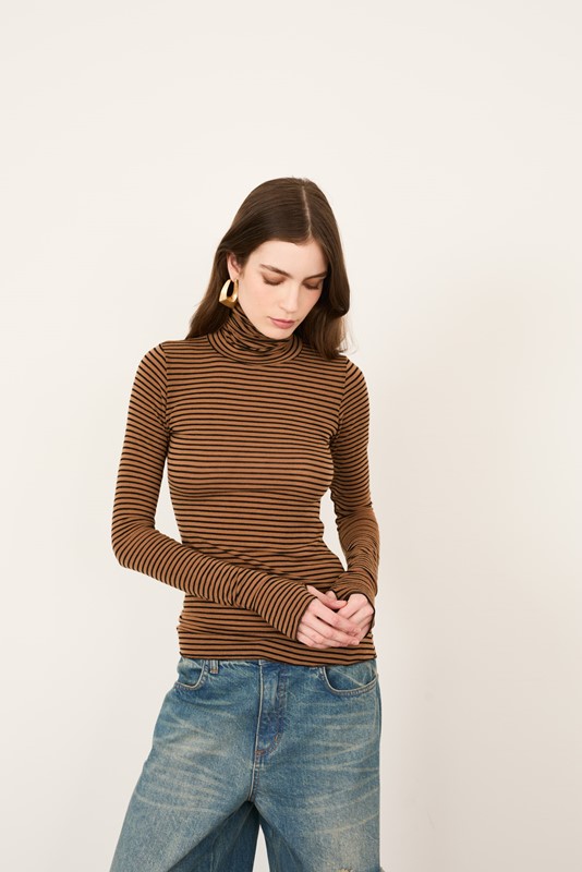 F676ACE8519468386CCFDBDE0E1BEA87_ PHILIA LOFT Maglia collo alto righine misto cachemire